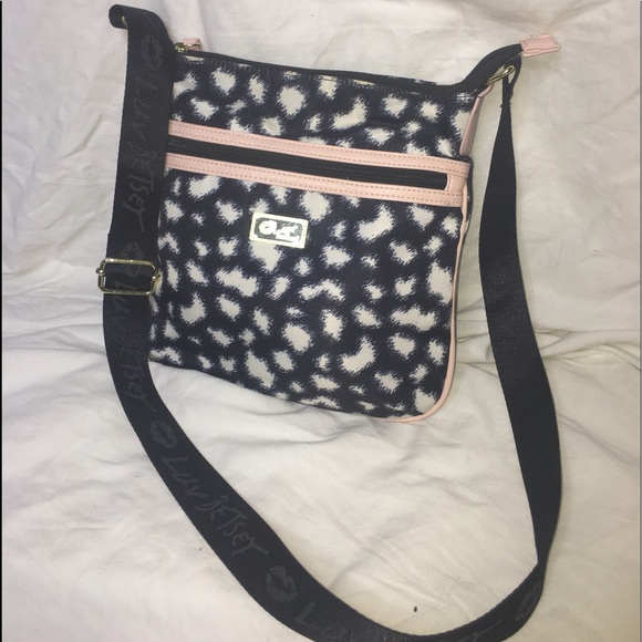 Betsey Johnson Handbags - Adorable Betsey Johnson crossbody.